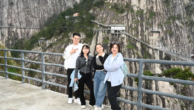 伟德体育官网风管销售中心员工在安徽明堂山景区照片