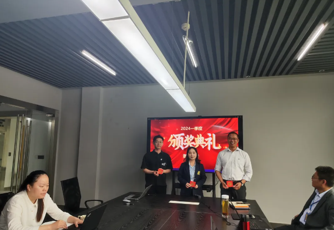 伟德体育官网风管销售中心员工一季度颁奖
