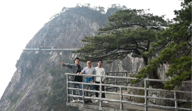 伟德体育官网风管销售中心员工在安徽明堂山景区照片