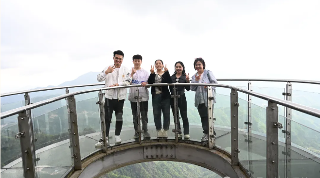 伟德体育官网风管销售中心员工在安徽明堂山景区照片