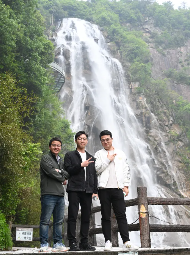 伟德体育官网风管销售中心员工在安徽明堂山景区照片